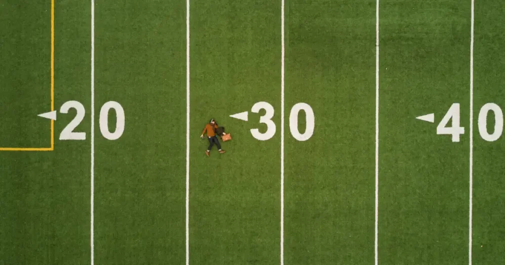 Foto de um campo de futebol americano com o número 30 no centro.