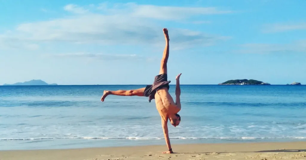 Foto do Enrique Sem H mostrando como mudar de vida em uma cidade nova.