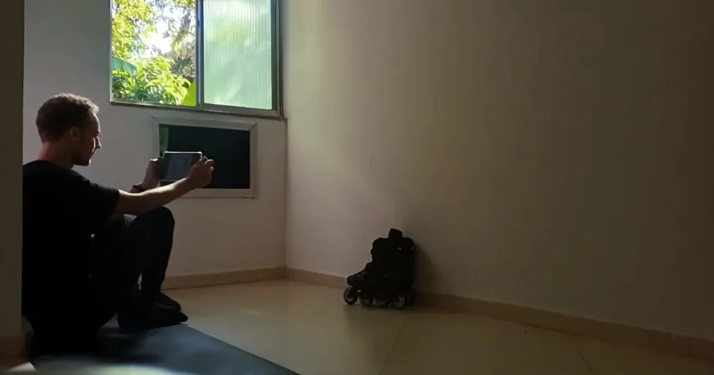 Foto do Enrique Sem H ilustrando a solidão de um órfão social.