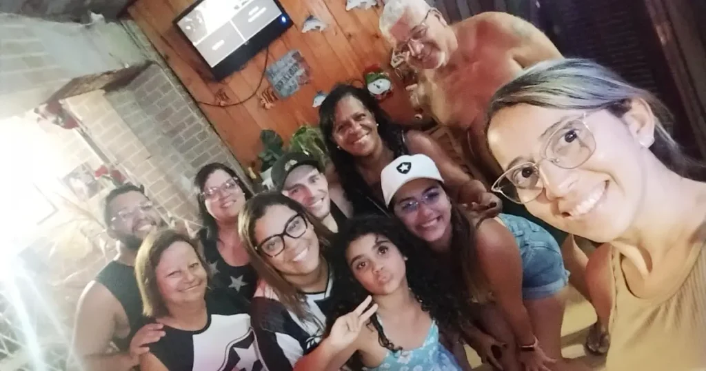 Foto do órfão social Enrique Sem H com a família postiça, composta por amigos.