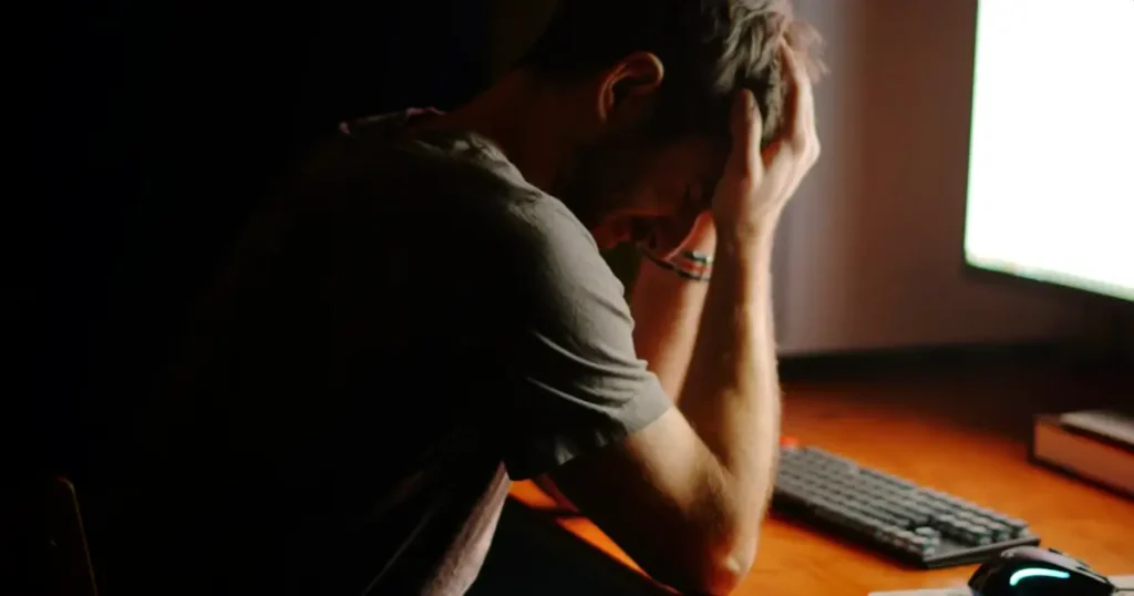 Foto de pessoa sofrendo sintomas da crise dos 30 anos.