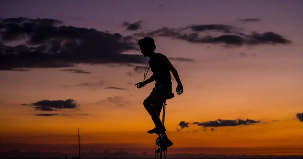 Foto mostrando uma pessoa se equilibrando como analogia aos sinais da crise dos 30 anos.