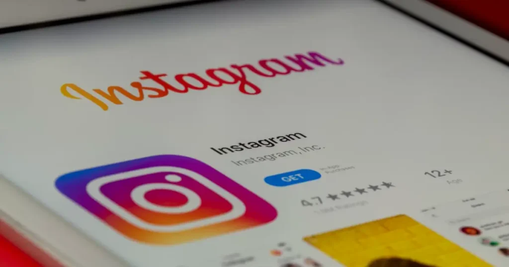 Foto mostrando o Instagram, uma das redes sociais que têm contribuído para a crise dos 30 anos no Brasil.