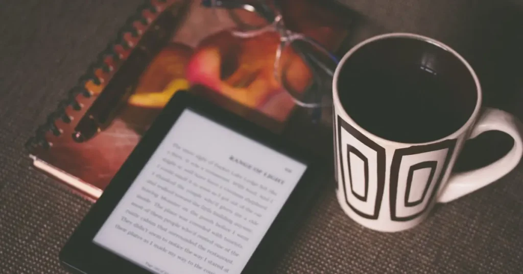 Foto mostrando livro digital, indicando que a leitura é um dos melhores remédios para combater os sinais da crise dos 30 anos.