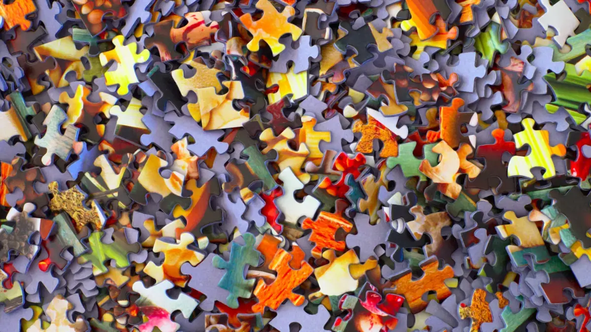 Foto de peças de quebra-cabeças espalhados.